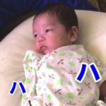 【生後2ヶ月の赤ちゃん】お笑い動画を一緒に見てみた【授乳クッションで背もたれ】